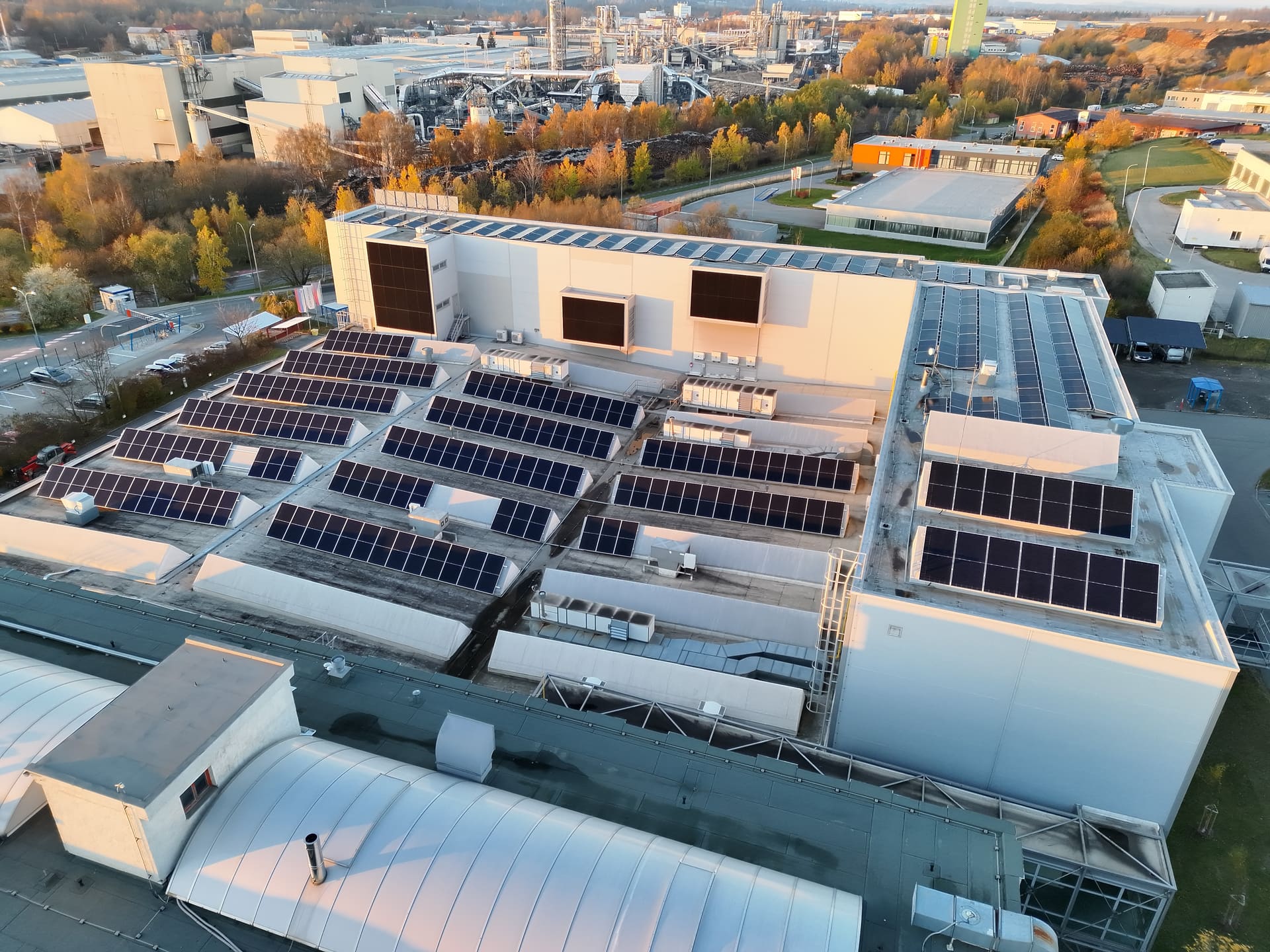 Kolektor Tesla · FVE, fasáda a carporty, fotografie 5